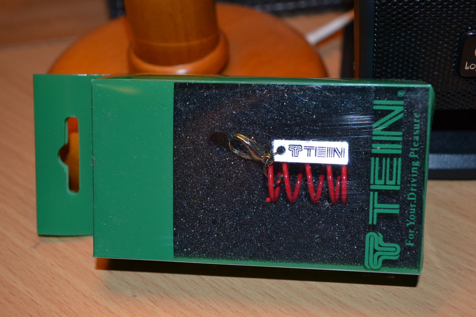 Tein Röd Fjädring Röd Nyckelring Mini m. Berlock Metall 2,5cm Ny