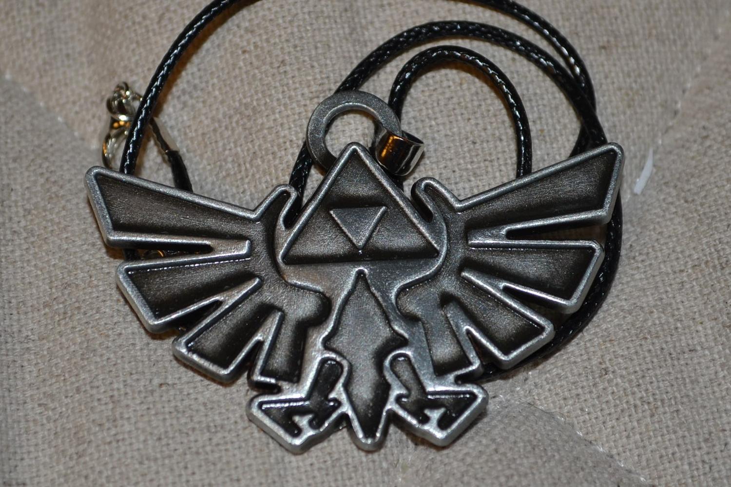 Stilren Zelda Logo m. Triforce Halsband Metall 6*3cm Ny