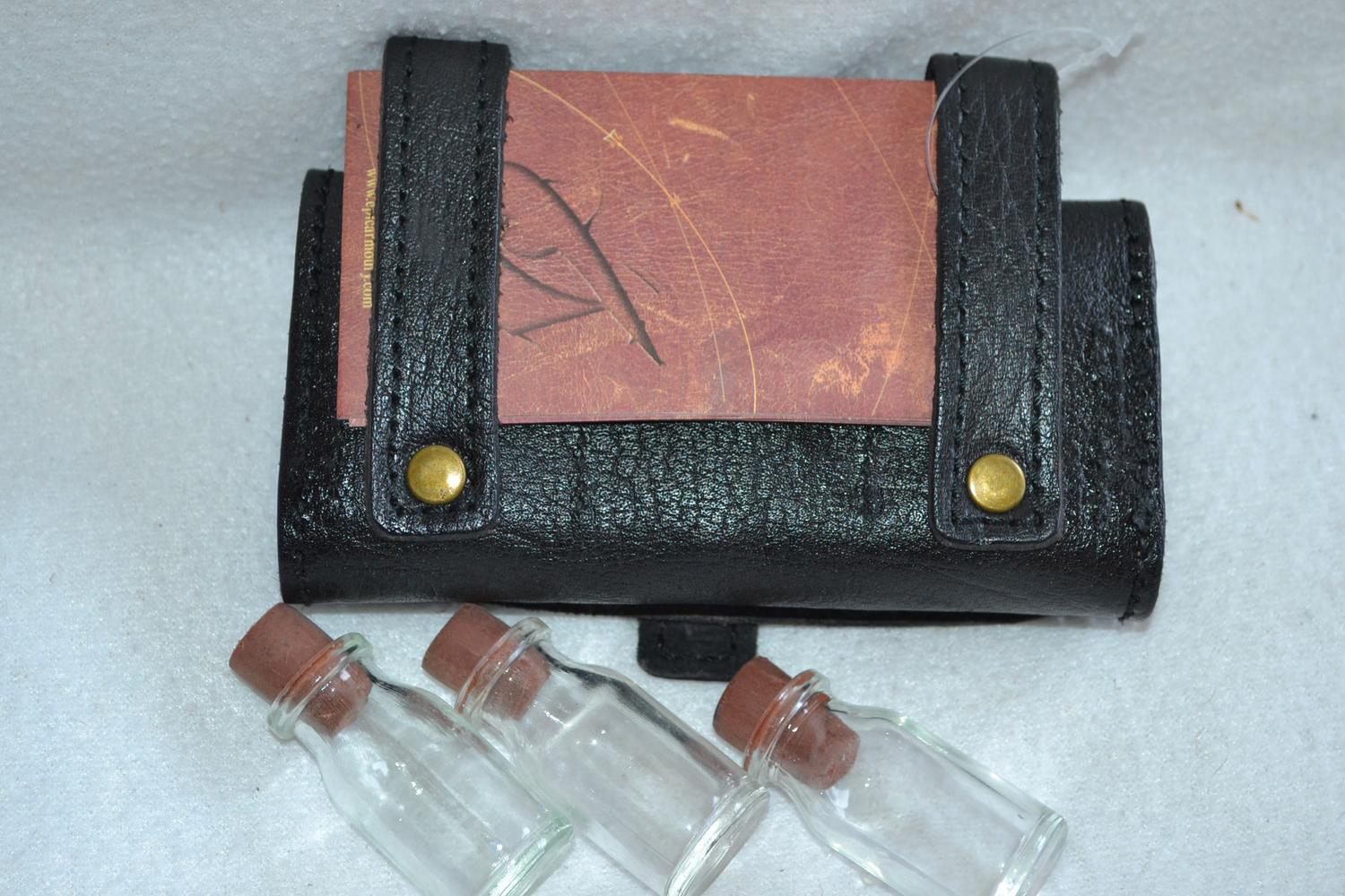 Potion väska m. 3st Flaskor o Kork Läder (SVART) 13*9cm Rollspel Ny