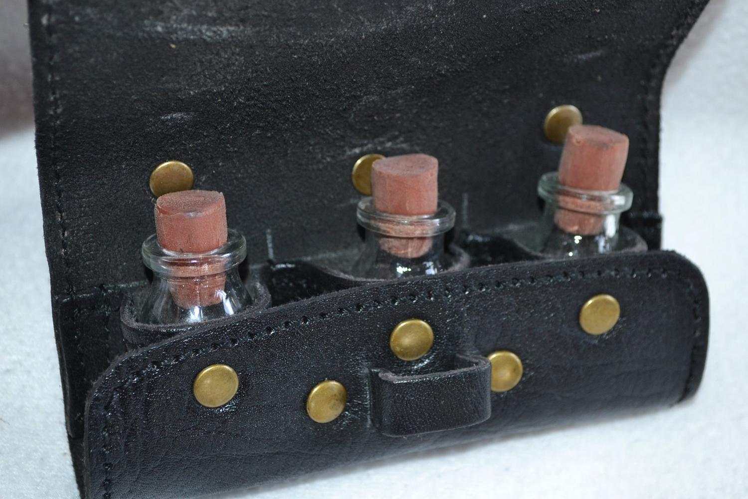 Potion väska m. 3st Flaskor o Kork Läder (SVART) 13*9cm Rollspel Ny