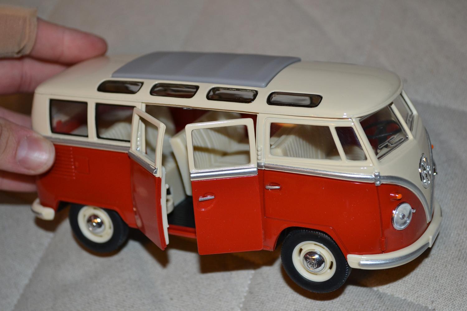 Volkswagen Samba Buss Röd/Creme 1962 1:24 Kinsmart 18cm Ny
