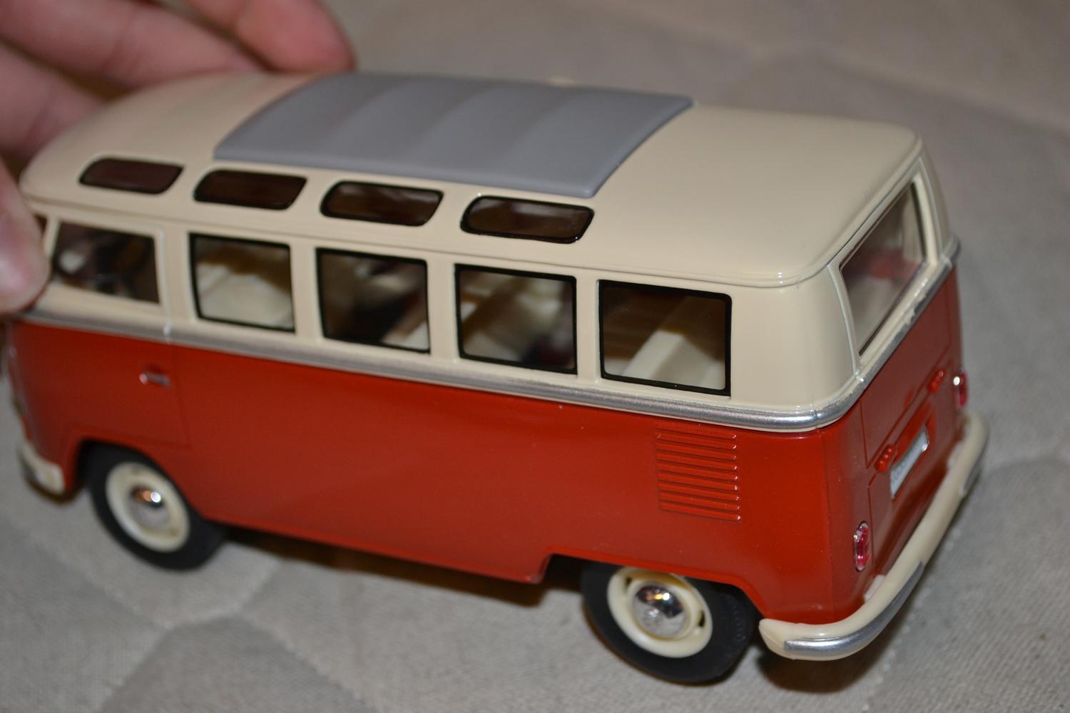 Volkswagen Samba Buss Röd/Creme 1962 1:24 Kinsmart 18cm Ny