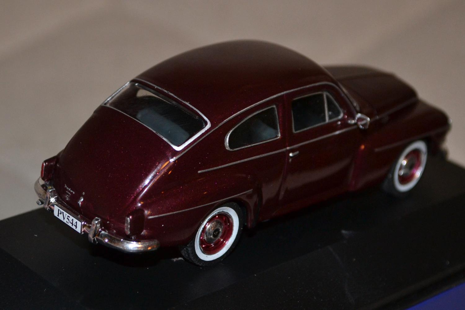 Volvo PV544 Vinröd 1:43 Editions Atlas 11cm Ny