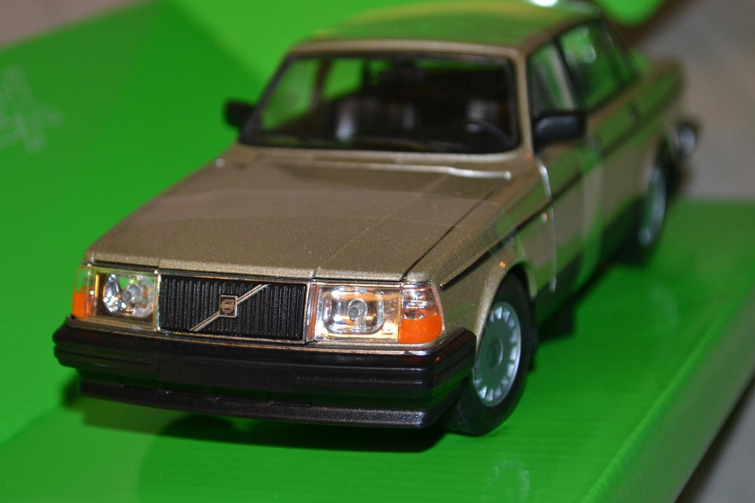 Volvo 240 GL Guld 1:24 Welly 19cm (Öppningsbara delar) Ny