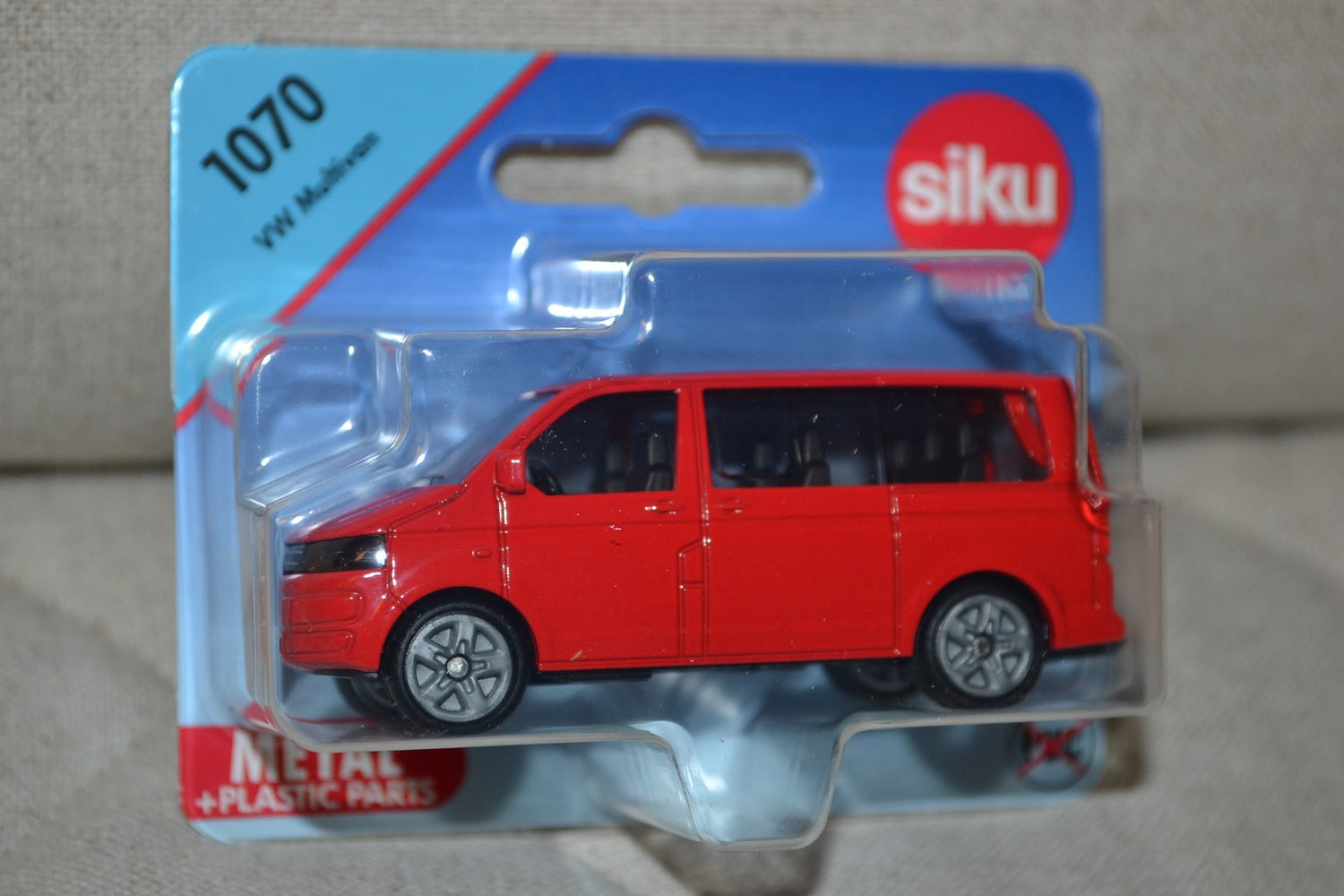 Volkswagen VW Multivan Röd Folkbuss Siku 1070 8,5cm Ny
