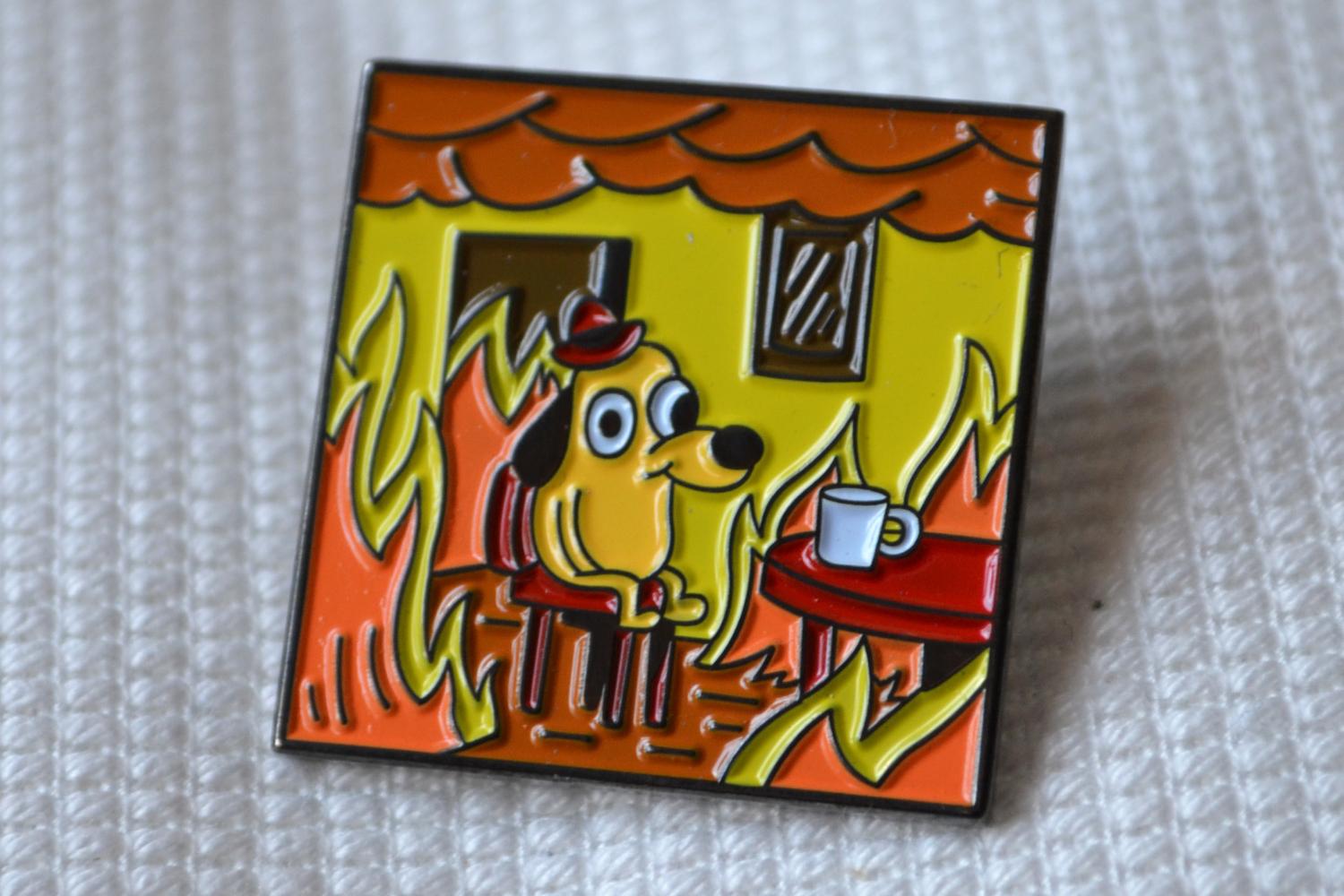 Everything is OK Meme Brinannde Hus Hund m. Emalj Brosch Pin 3cm Ny