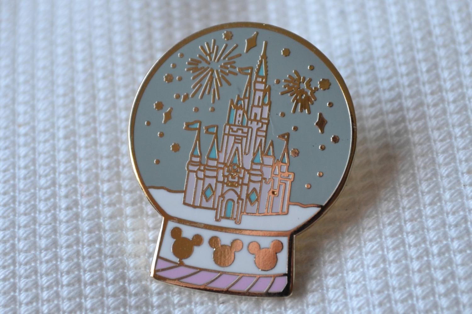 Disney Slott i Jordglob Guld m. Emalj Brosch Pin 3cm Ny