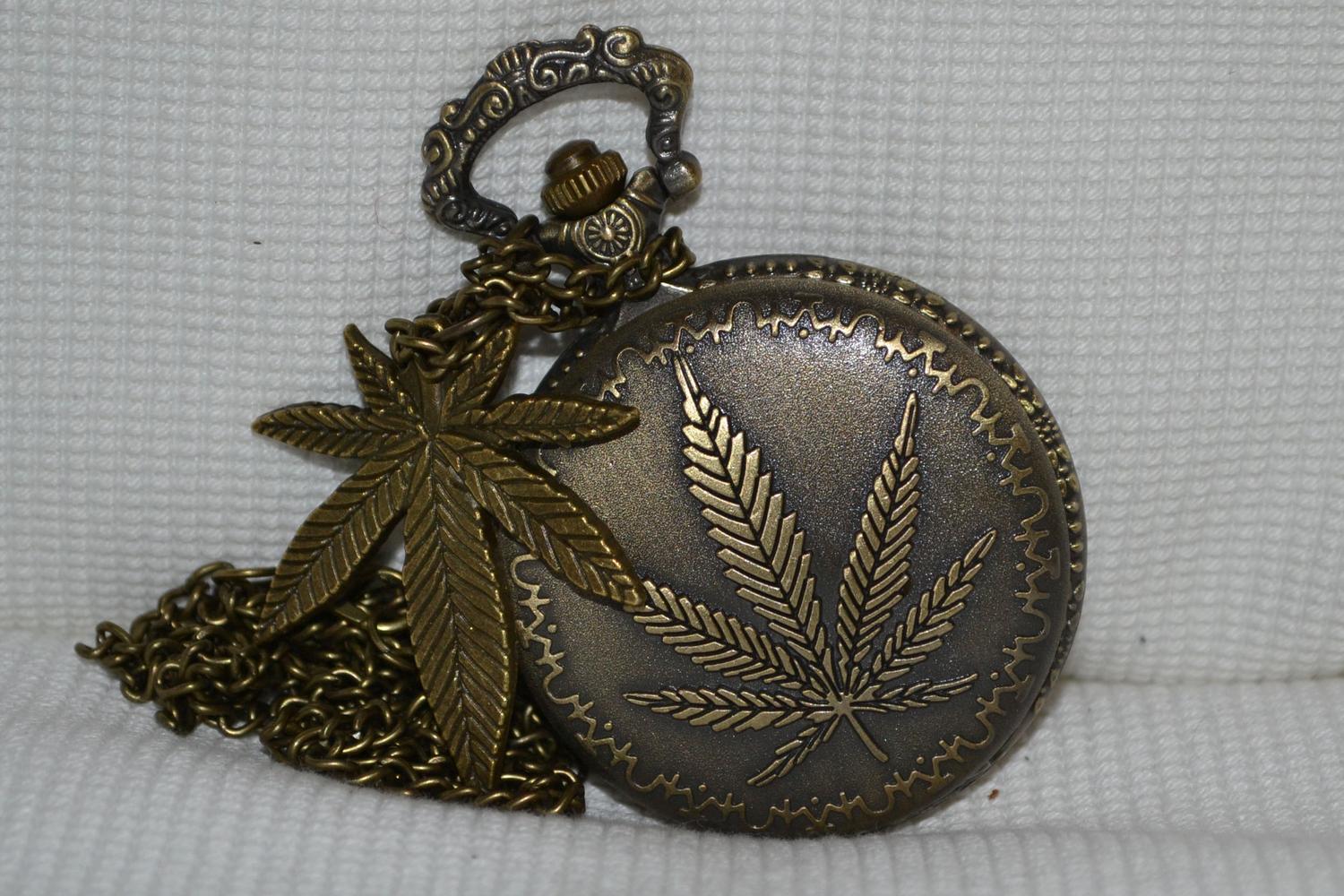 Blad Marijuana Växt Grön Fickur (Quartz) Halsband Ny