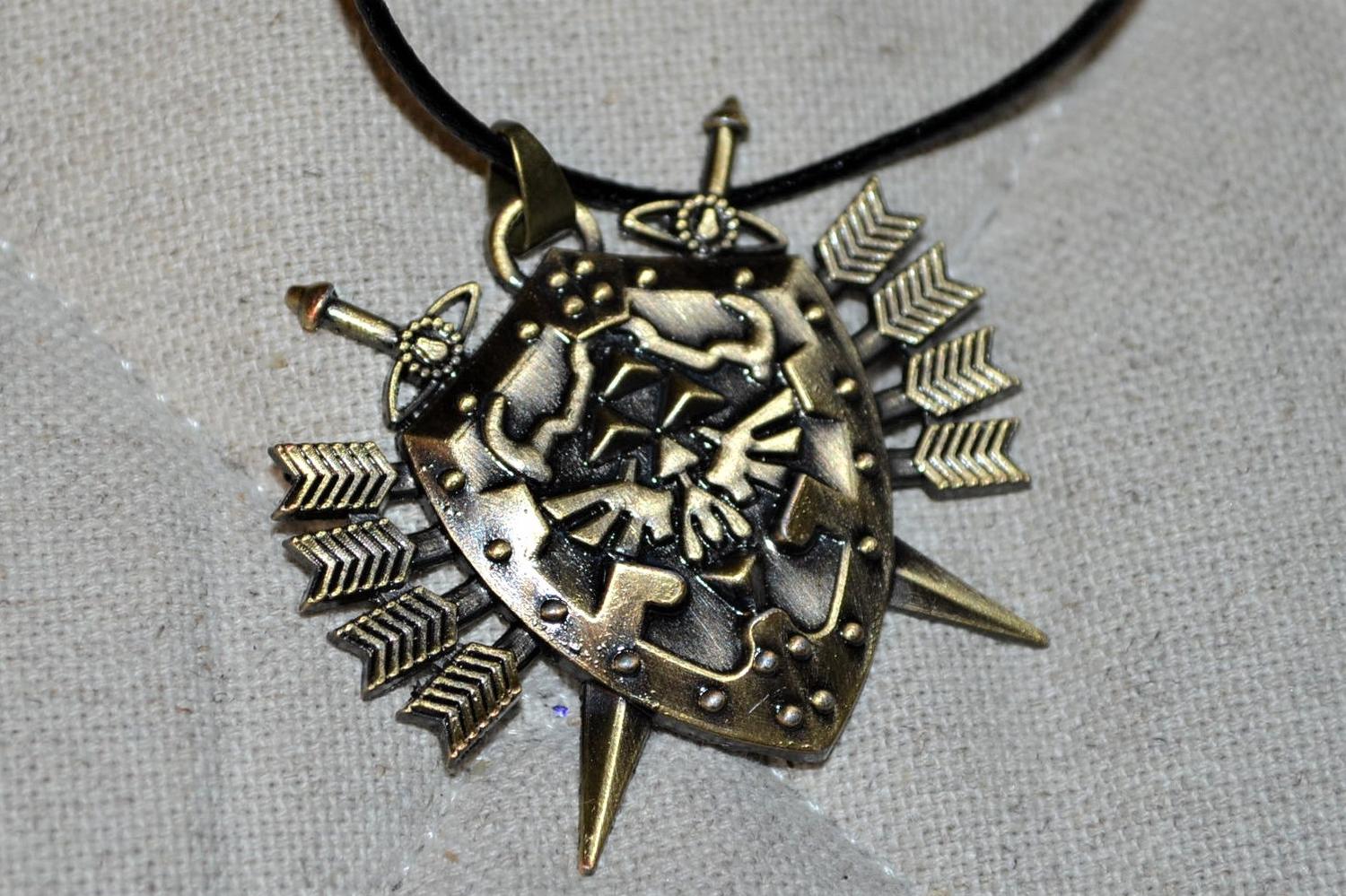 Sköld m. Pilar Halsband Legend of Zelda Brons 4,5*4cm Ny