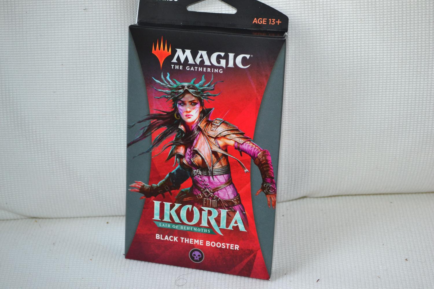 Svart MTG Ikoria: Lair of Behemoths Theme Booster Magic the Gathering Ny
