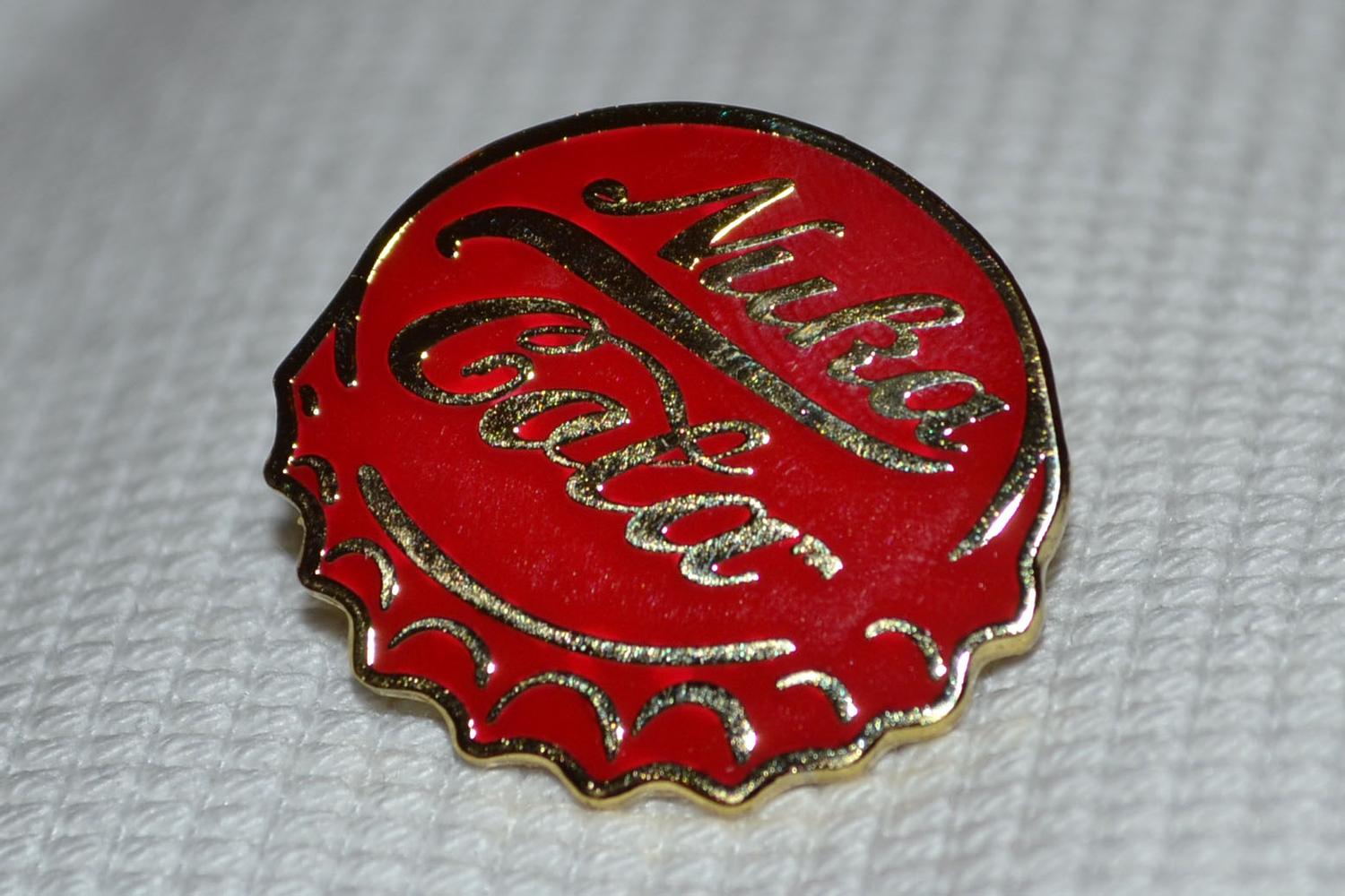 Nuka Cola Fallout Kapsyl Röd Guld m. Emalj Brosch Pin 3cm Ny