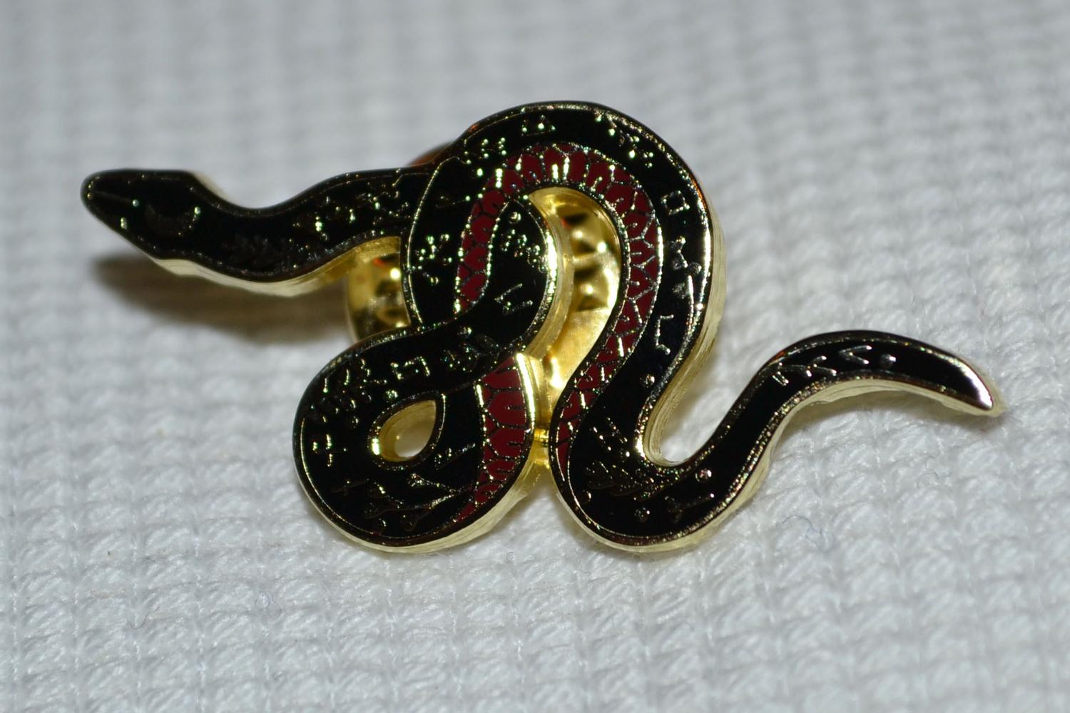 Orm Tecken Svart Guld m. Emalj Brosch Pin 4cm Ny