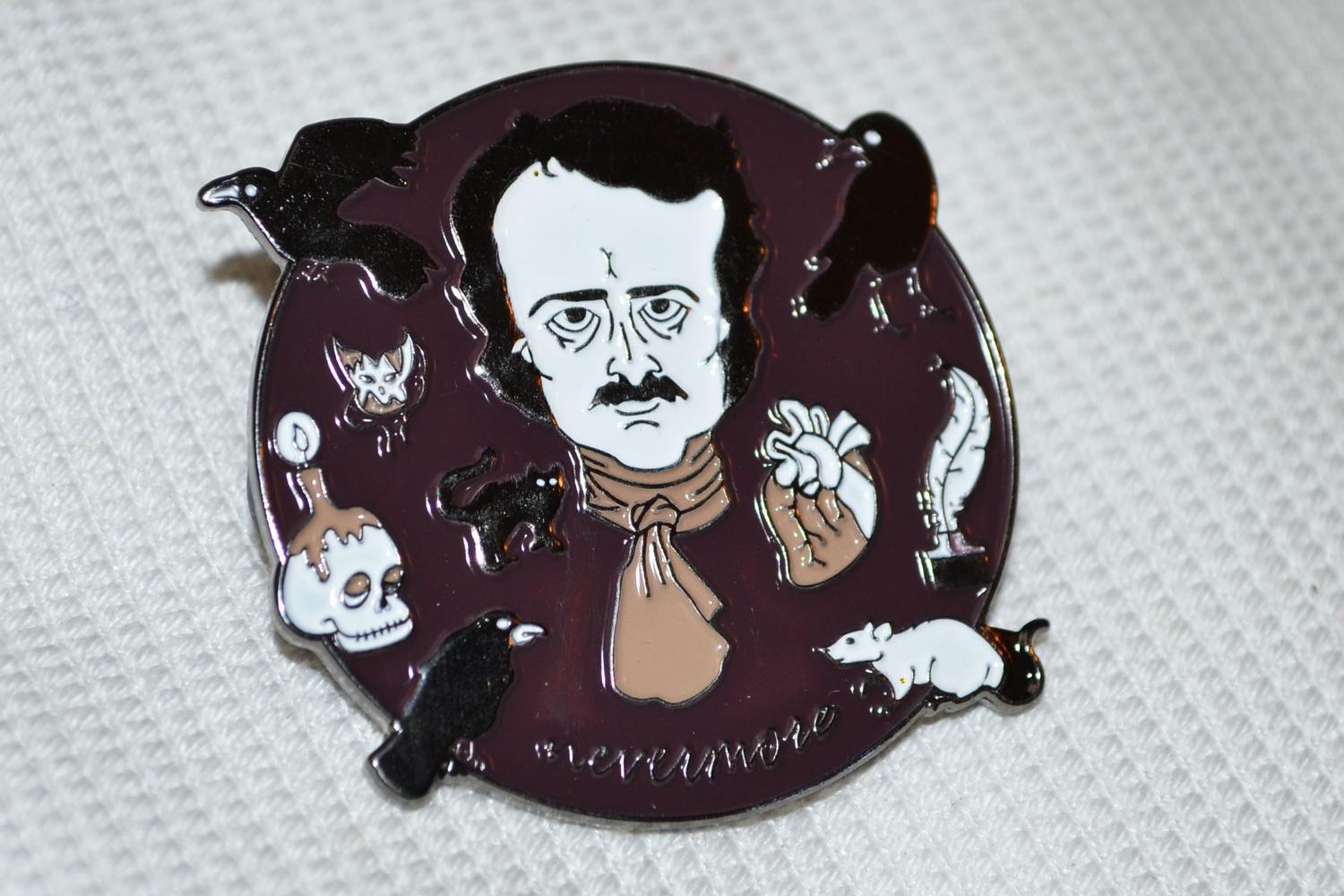 Edgar Allen Poe Dikter m. Emalj Brosch Pin 4cm Ny