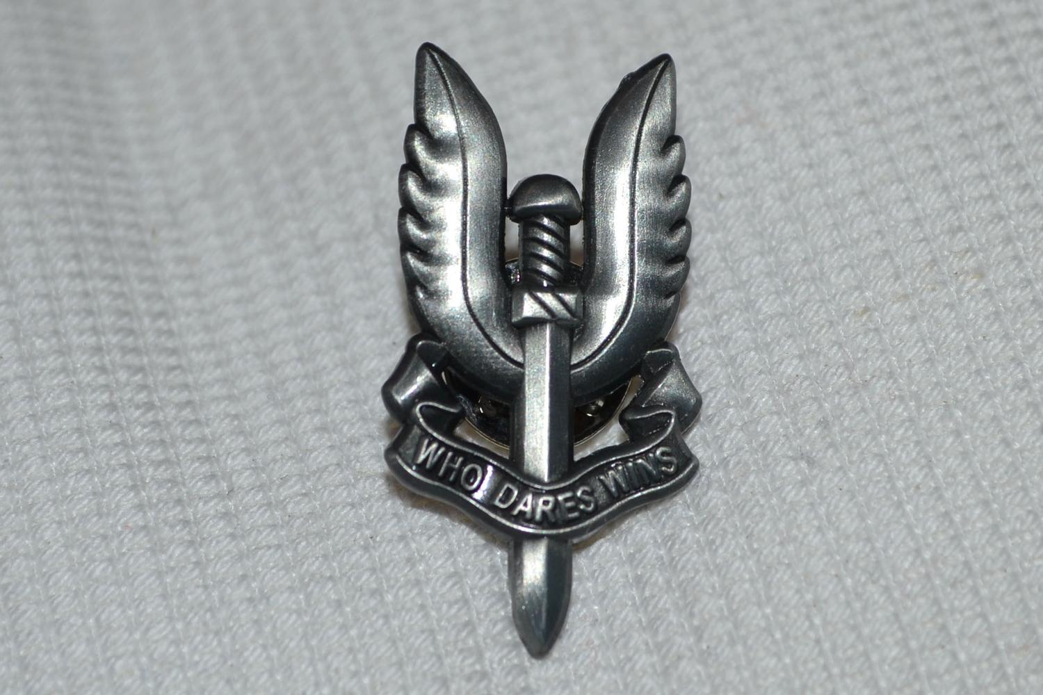 SAS Who Dares Wins m. Emalj Brosch Pin 3,5cm Ny