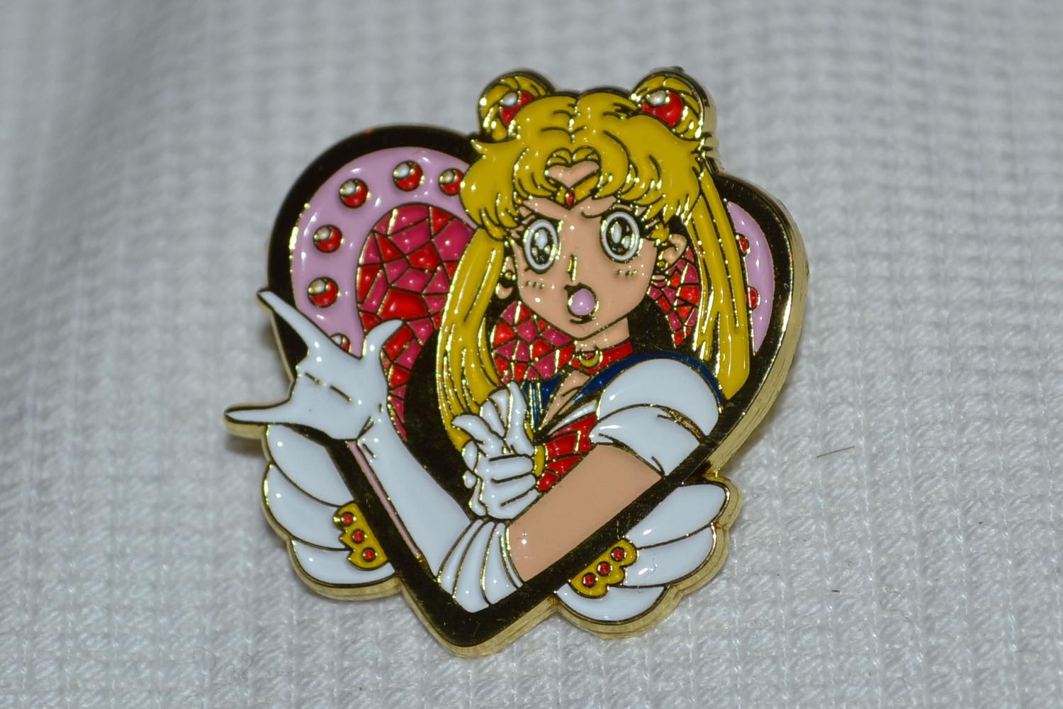 Sailor Moon Usagi Hjärta o Kristaller m. Emalj Brosch Pin 3cm Ny