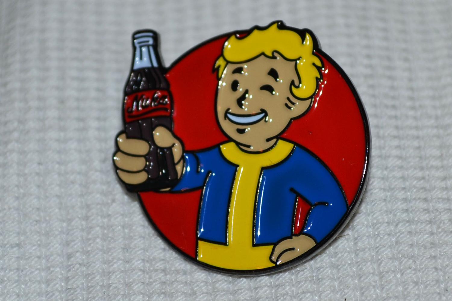 Nuka Cola Fallout Boy Röd m. Emalj Brosch Pin 3cm Ny