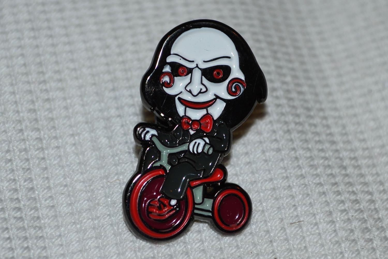 Saw Skräckfilm på Barncykel m. Emalj Brosch Pin 3cm Ny