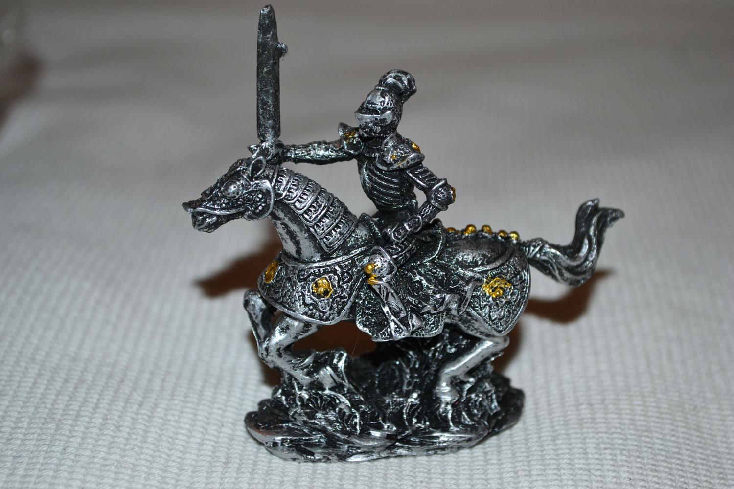 Riddare på Häst Figur #7 Medeltid Silver/Svart Puckator 7cm Ny