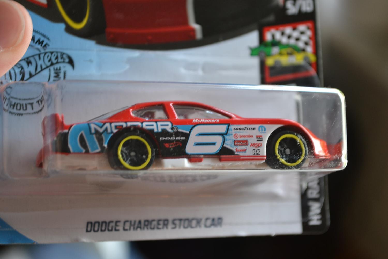 Dodge Charger Stock Car 1:64 Hot Wheels (USA Long card 2018) Ny