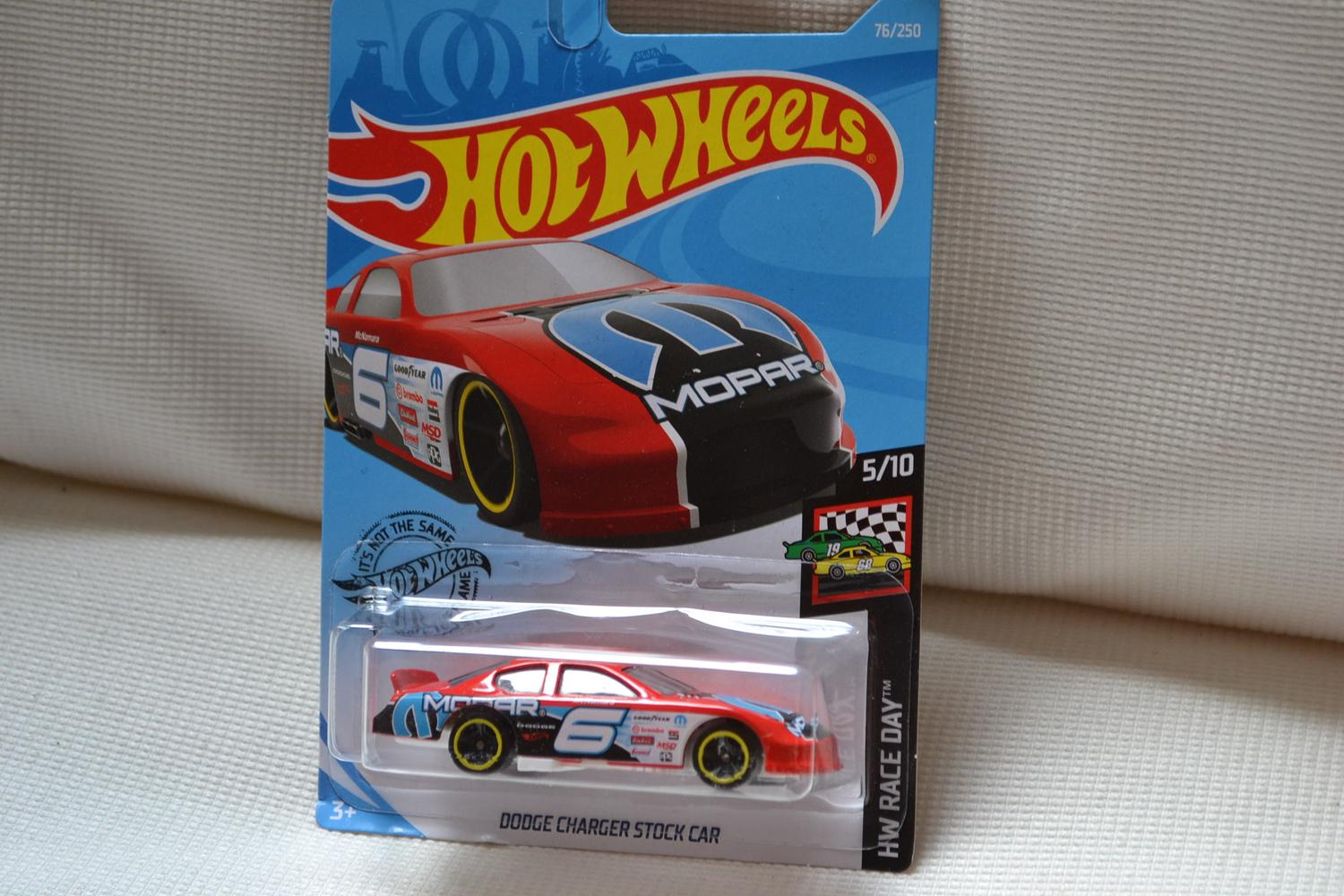 Dodge Charger Stock Car 1:64 Hot Wheels (USA Long card 2018) Ny