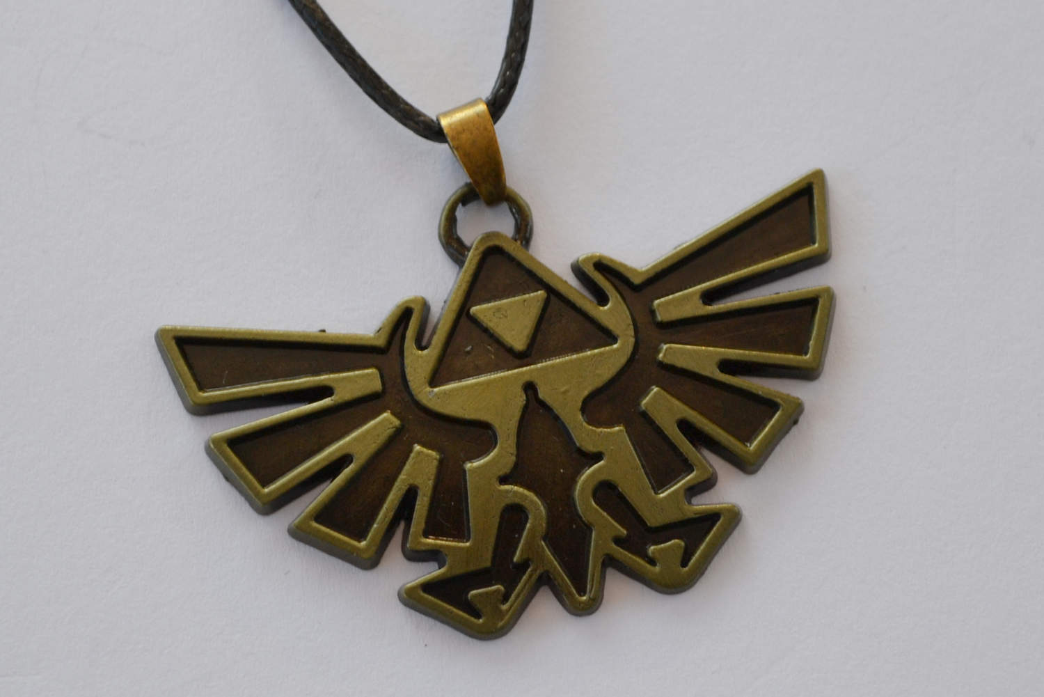 Stilren Zelda Logo m. Triforce Halsband Brons 6*3cm Ny
