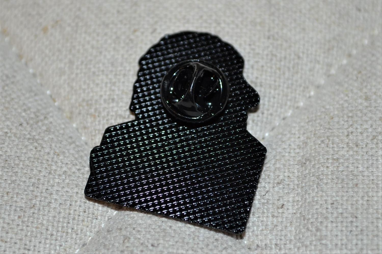 Jokern Batman Send in the Clown m. Emalj Brosch Pin 3,5cm Ny