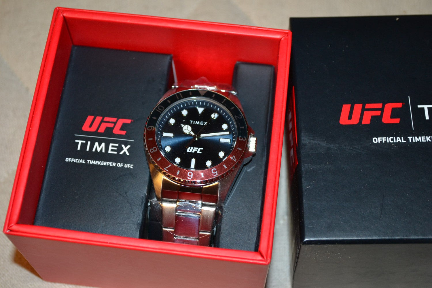 Timex UFC Grön/Röd Metall Armbandsur Klocka 42mm TW2V56600 Retro Ny