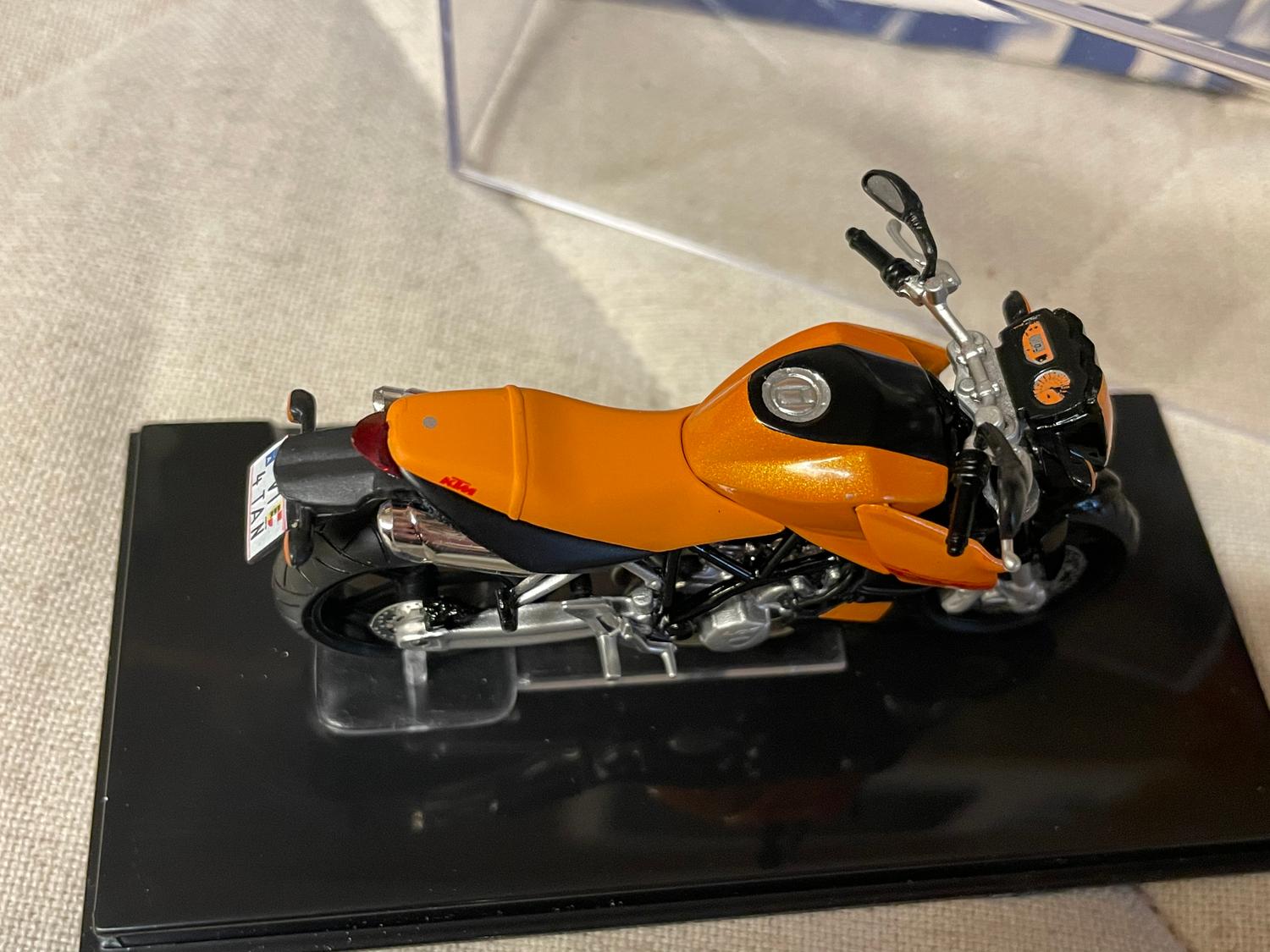 KTM LC8 Duke Motorcykel 9cm 1:24 Editions Atlas Ny