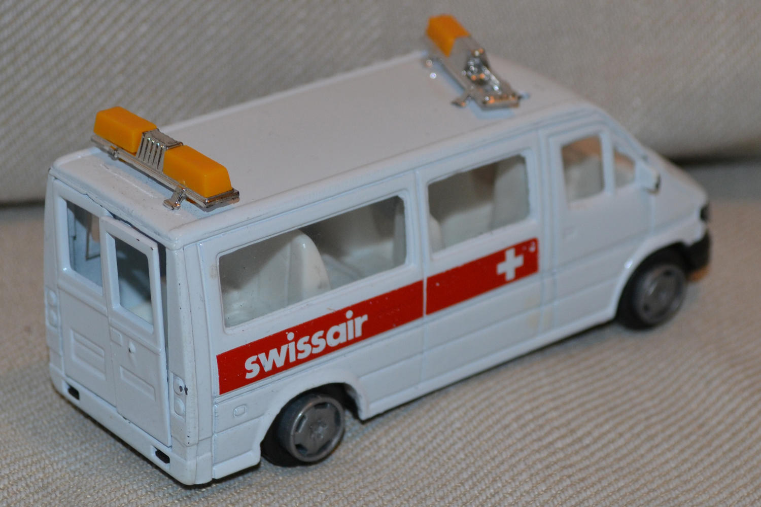 VW Buss/Utryckning (Swissair Swiss 1:43) Vit, Volkswagen Beg