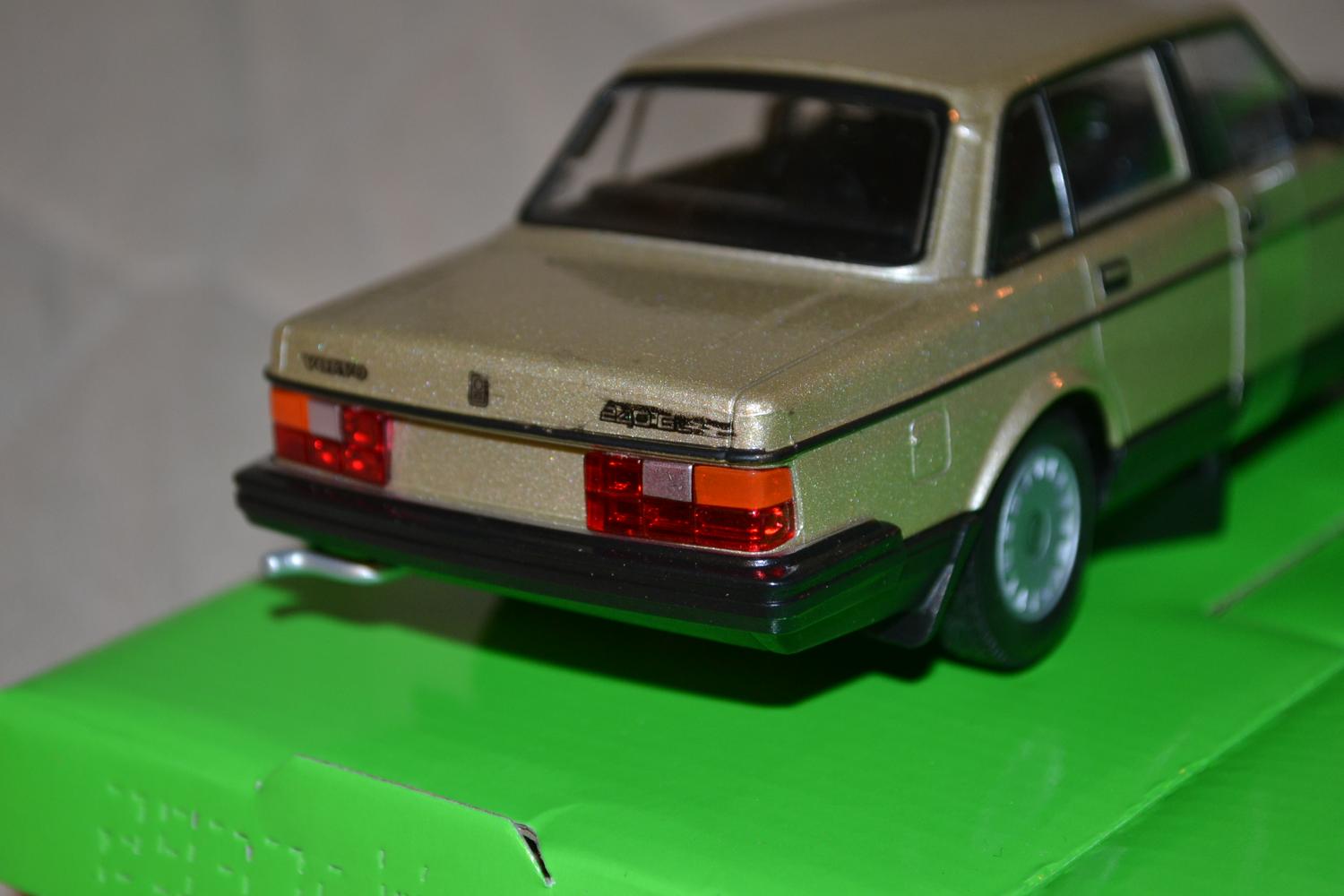 Volvo 240 GL Guld 1:24 Welly 19cm (Öppningsbara delar) Ny