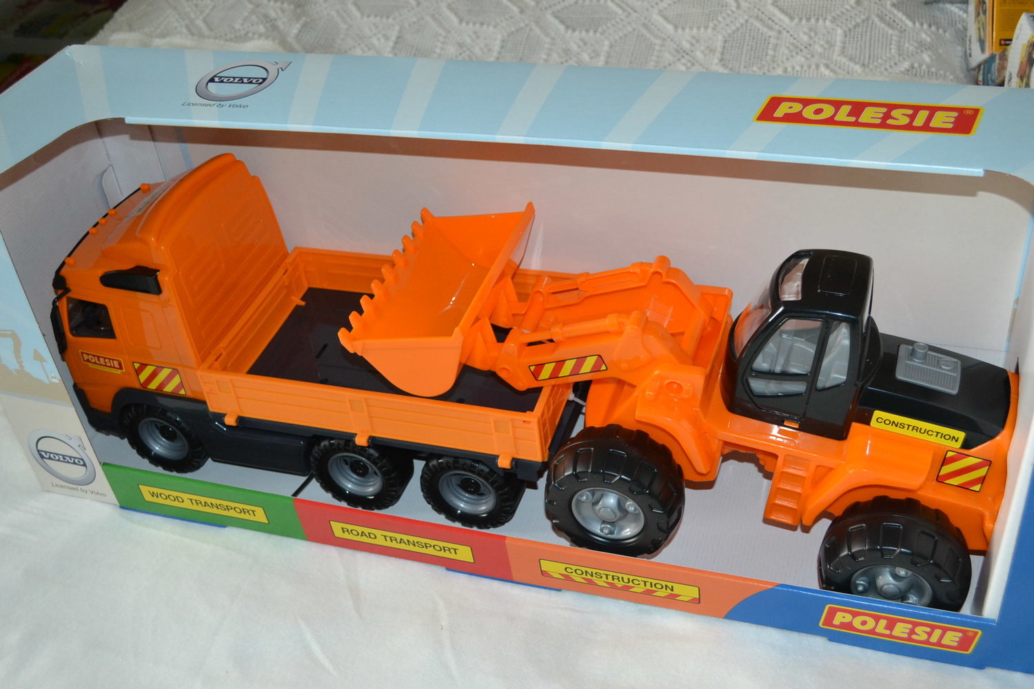 Volvo Lastbil Orange Flak m. Grävare Lastare 1:16 Polesie 86,5cm Ny