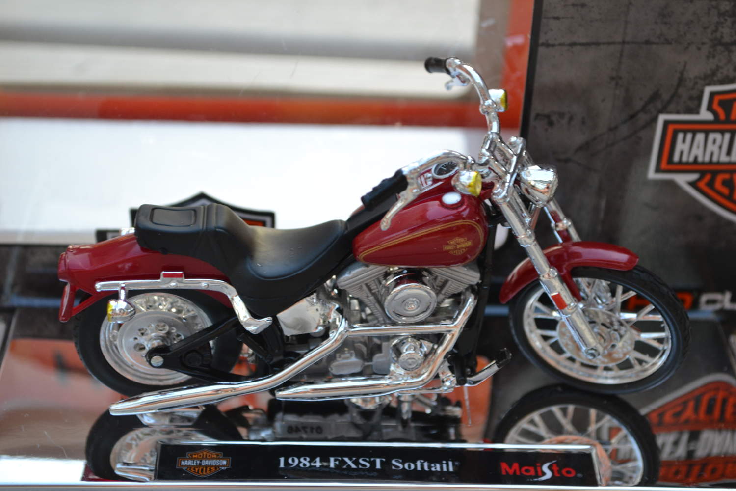 1984 FXST Softail Vinröd Harley Davidson 1:18 Maisto (Series 35) Ny