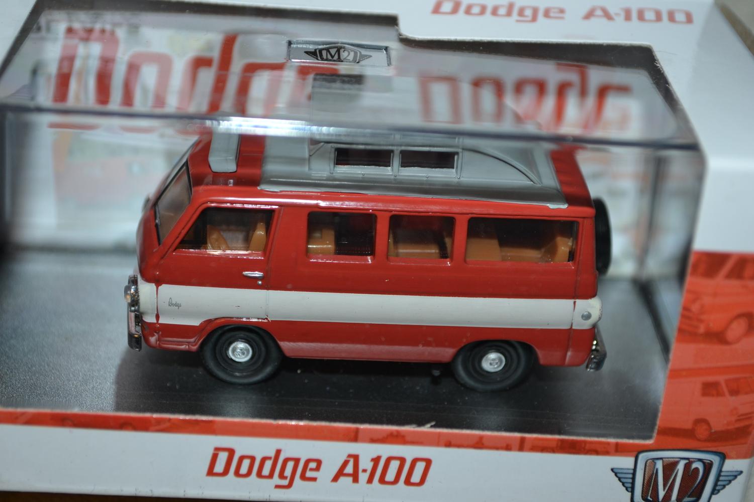 Dodge A100 Camper Van 1965 Röd 1:64 M2 Machines (Auto-Meets 56) 7cm Ny
