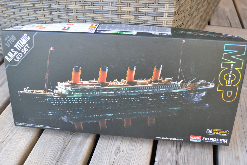 R.M.S.Titanic 1:700 MCP Färgade Delar + LED Belysning Academy