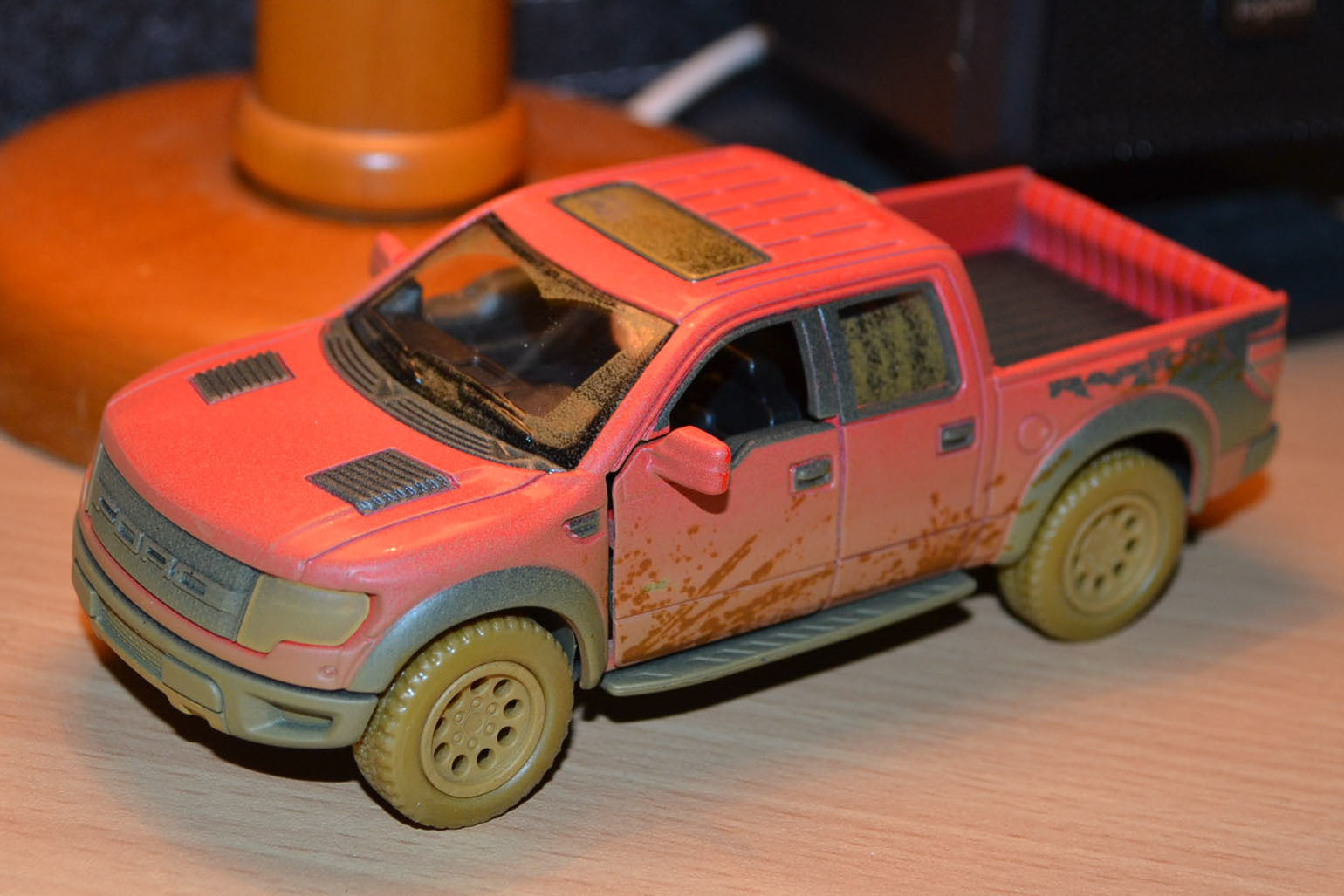Ford F-150 SVT Raptor SuperCrew Röd 1:46 Kinsmart (Smutsig, lera) 13cm Ny