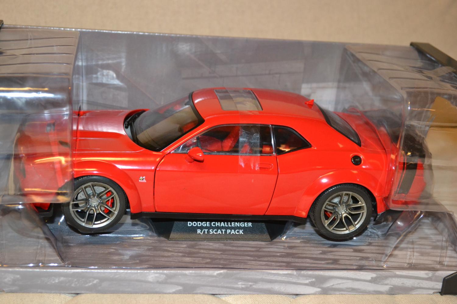 Dodge Challenger R/T Scat Pack 2020 Röd 1:18 Solido 27cm Ny
