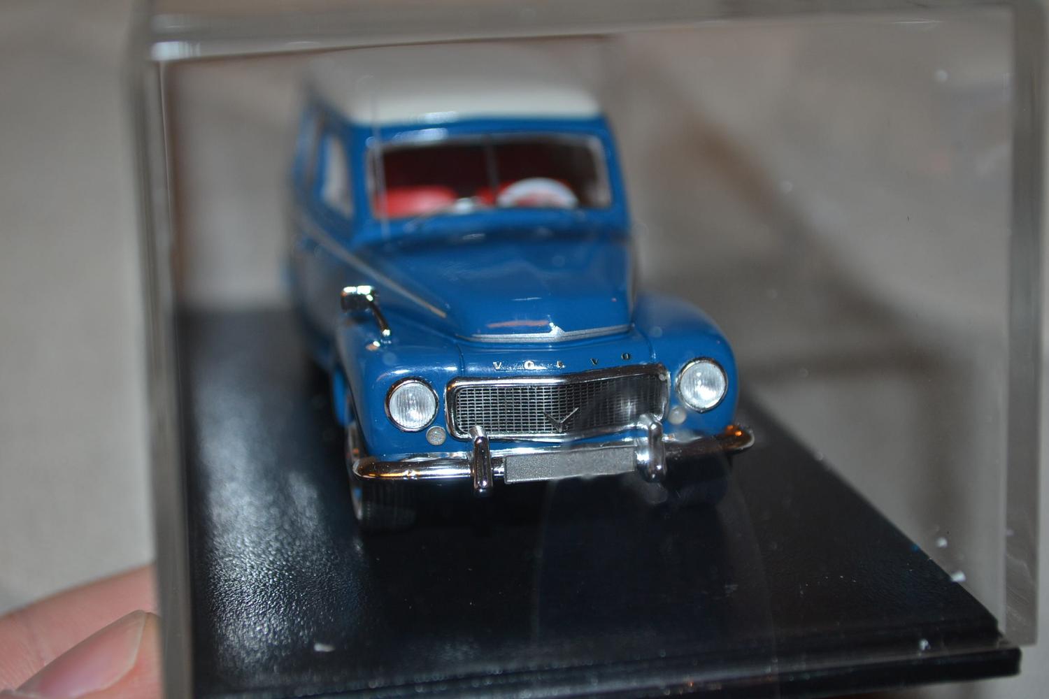 Volvo Duett PV445 Blå/Vit 1:43 NEO Models Xcm Ny