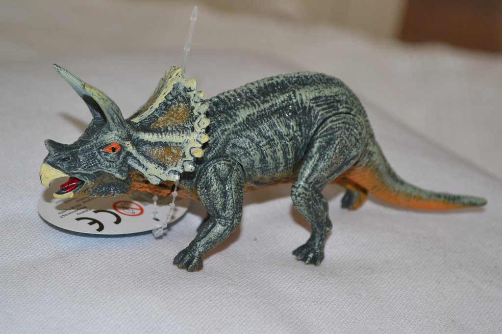 Triceratops Dinosaurie 16cm Rörliga Ben (Verklighetstrogen)