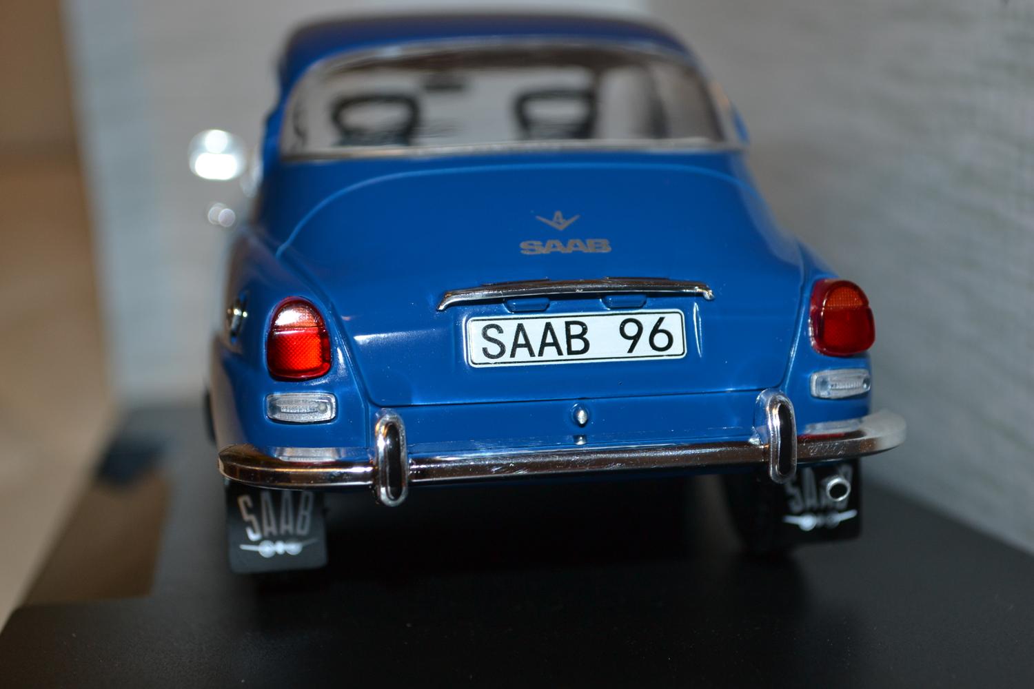 Saab 96 V4 fr. 1973 BLÅ 1:18 MCG Model Car Group 23cm Ny