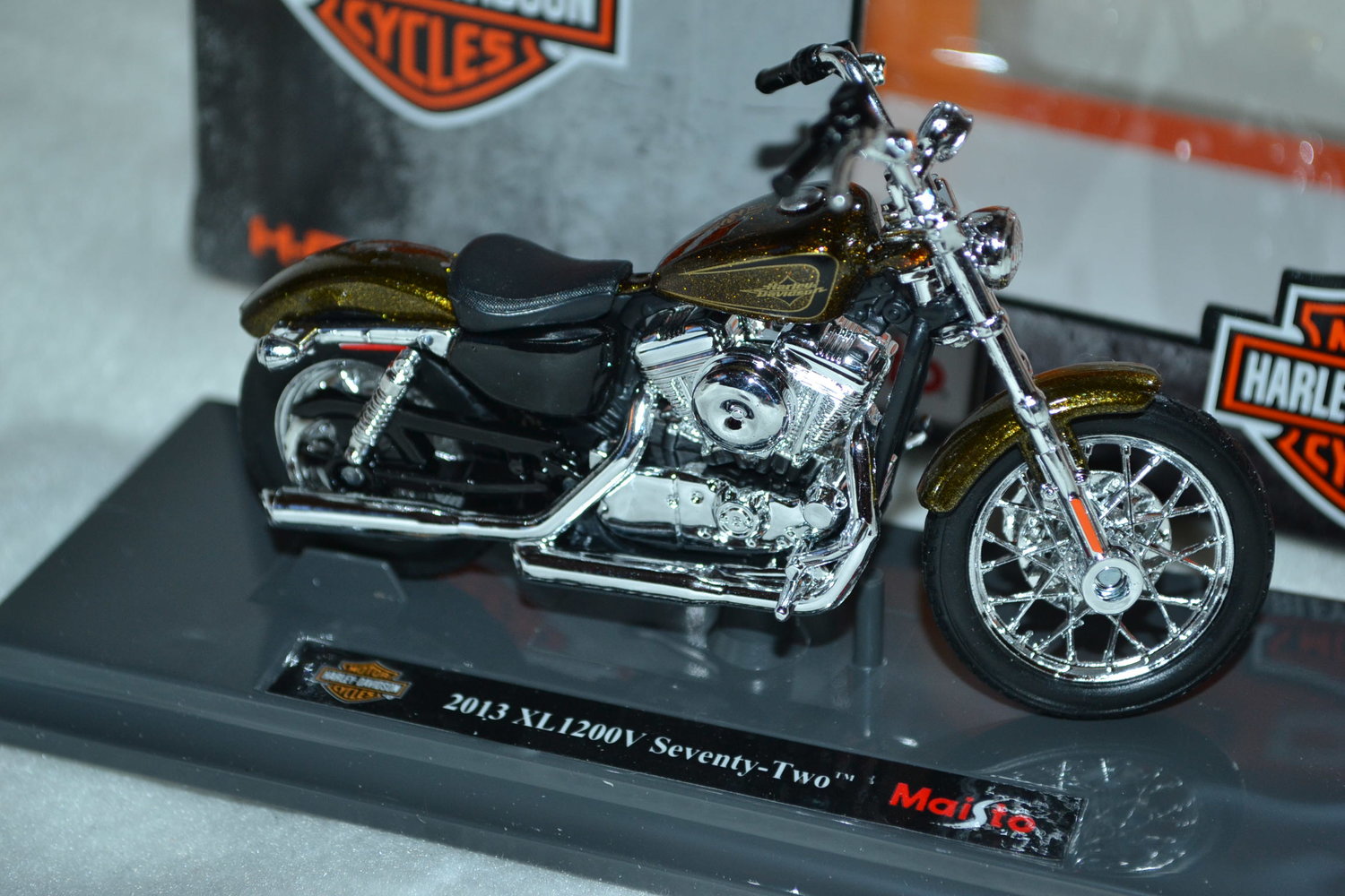 2013 XL1200V Seventy-Two Harley Davidson 1:18 Maisto (Series 33) Ny