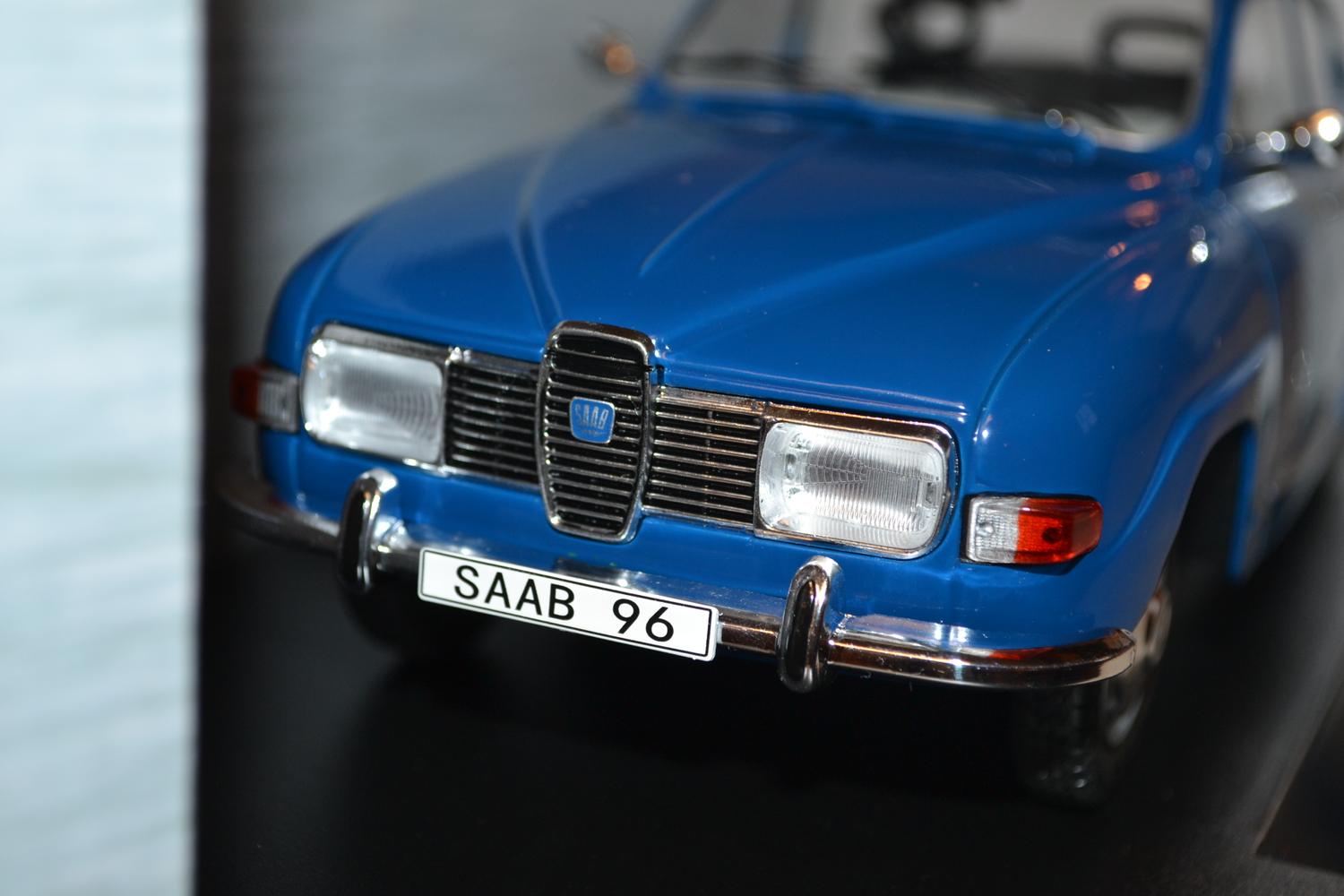 Saab 96 V4 fr. 1973 BLÅ 1:18 MCG Model Car Group 23cm Ny