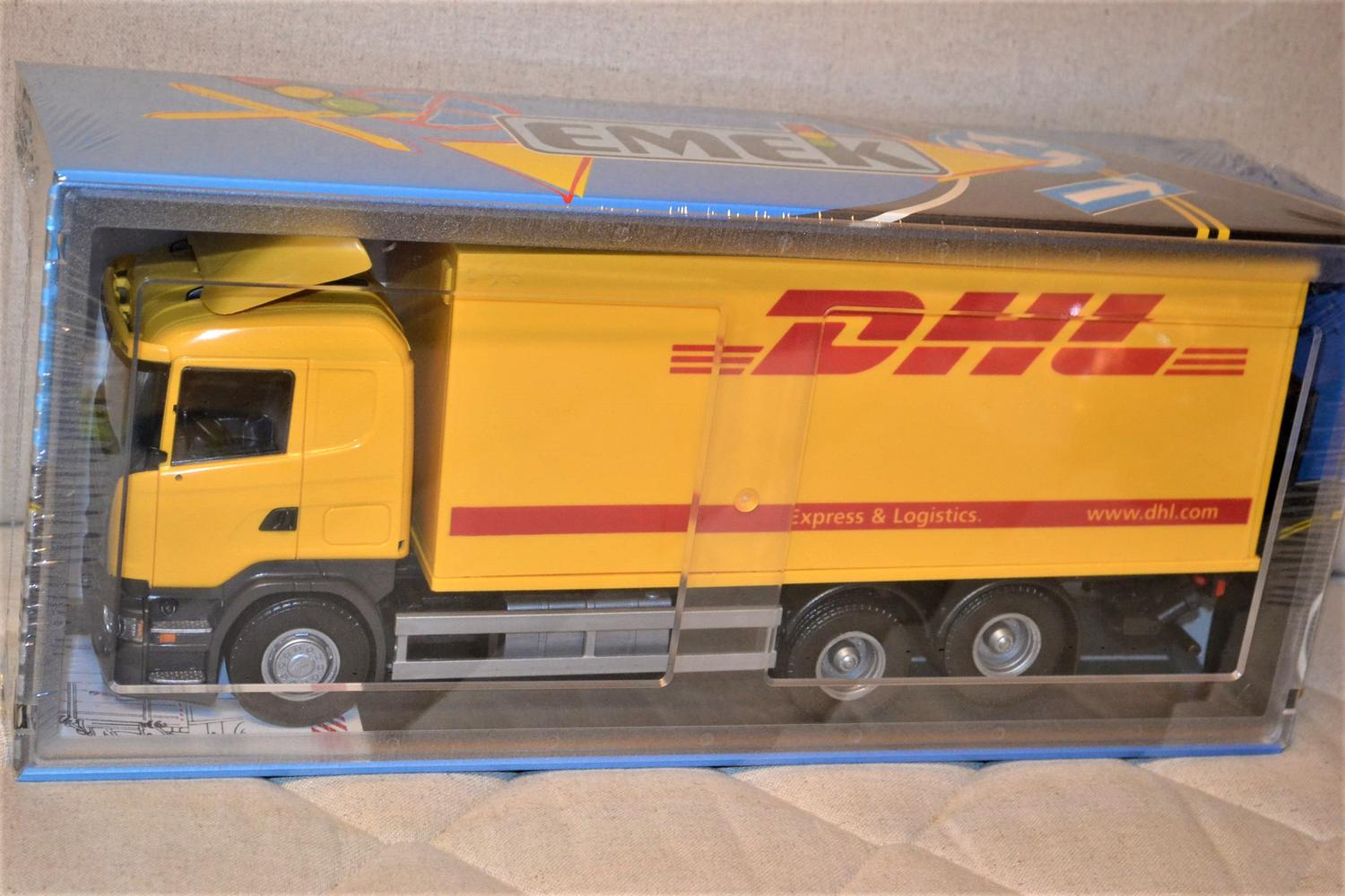 DHL Scania P230 Budbil Lastbil Distribution 1:25 EMEK 35cm Ny