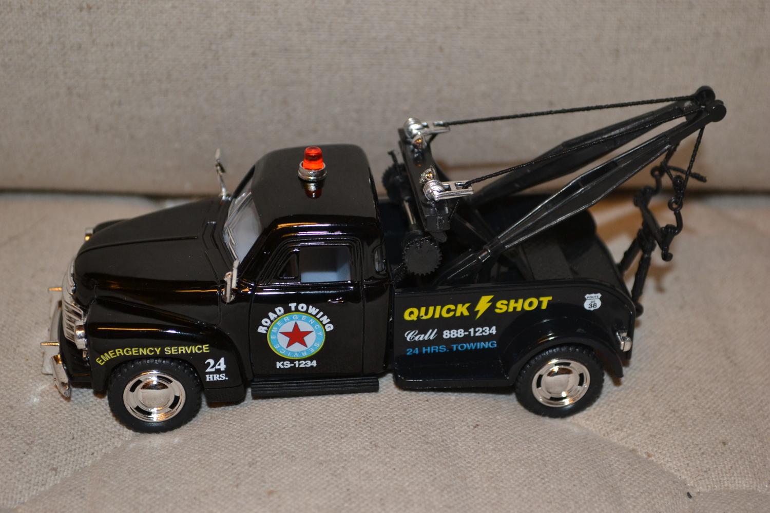 Svart Chevrolet 3100 Bilbärgare 1953 1:38 Kinsmart 14cm Ny