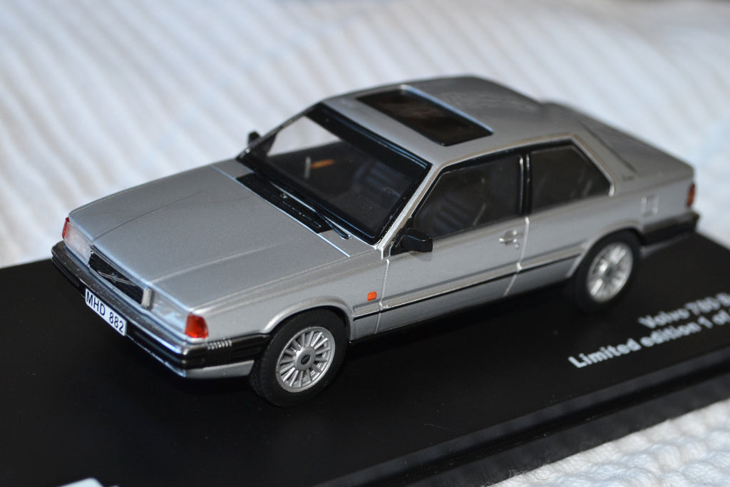 1987 Volvo 780 Bertone Silver (Svart Interiör) 1:43 Triple 9
