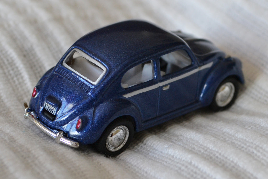 Blå Volkswagen Bubbla fr. 1967 VW 1:64 Kinsmart Ny