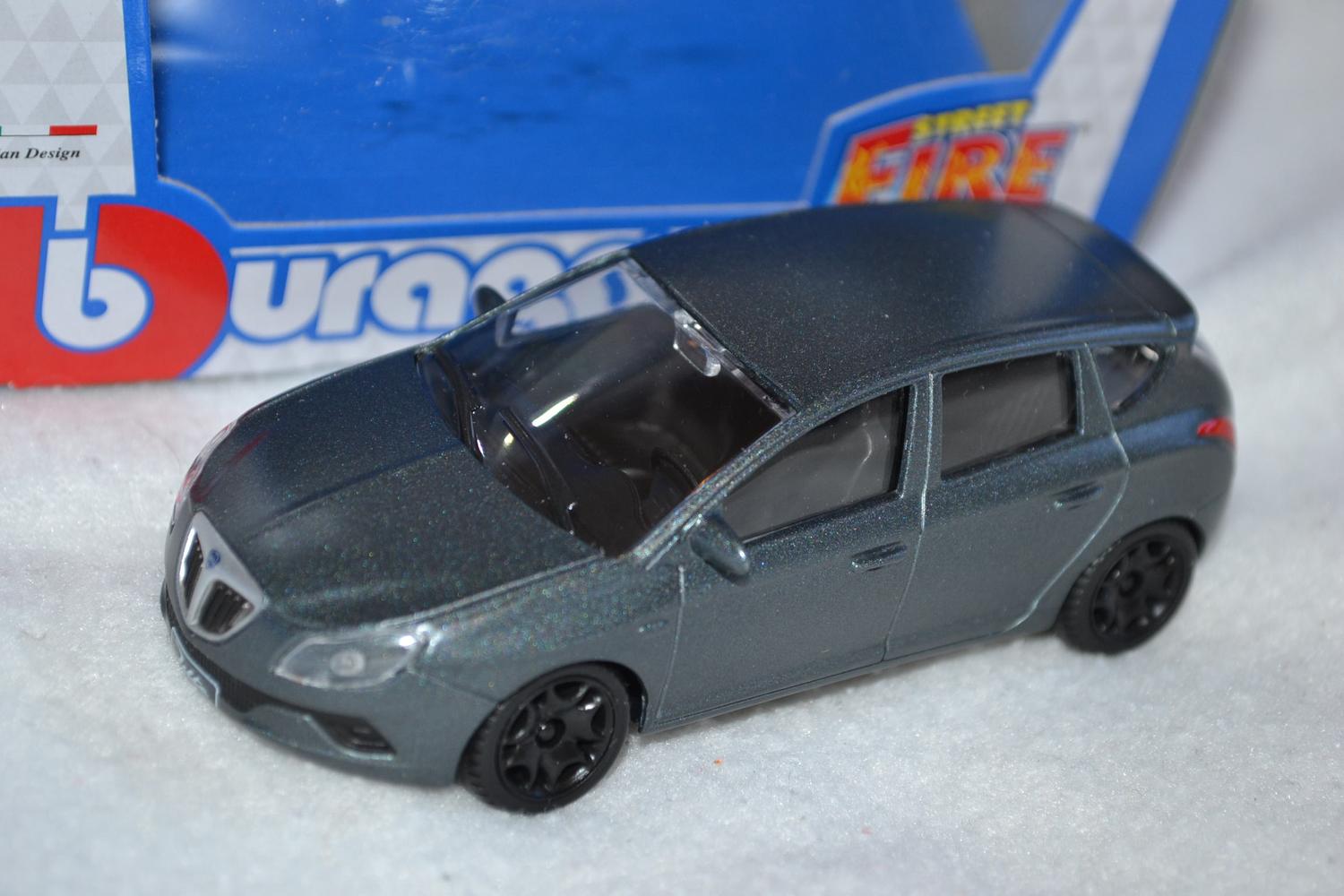 Lancia Nuova Delta HPE Grå 1:43 Burago (Street Fire) 10cm Ny