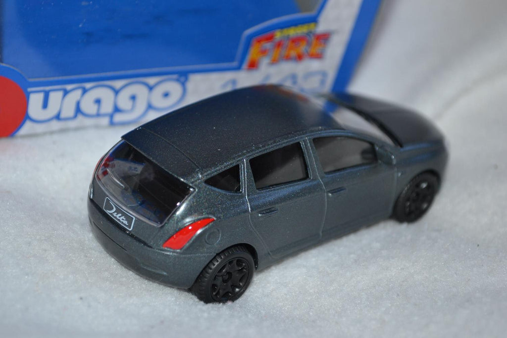 Lancia Nuova Delta HPE Grå 1:43 Burago (Street Fire) 10cm Ny