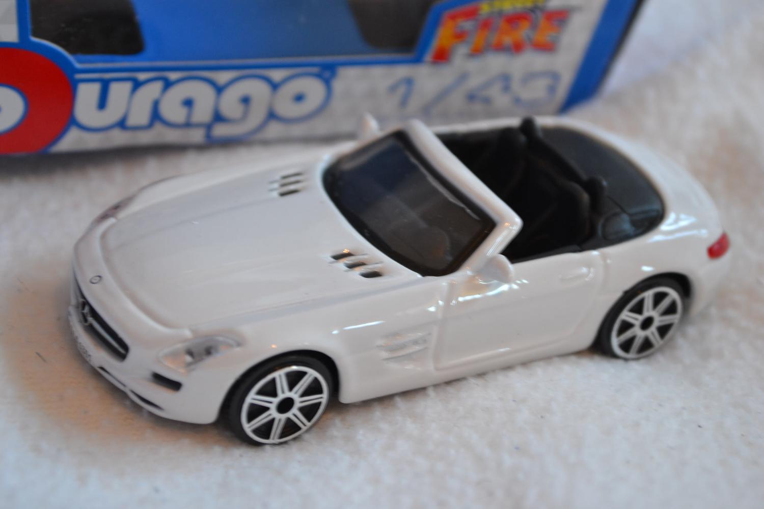 Mercedes Benz SLS AMG Roadster Vit 1:43 Burago (Street Fire) 10cm Ny
