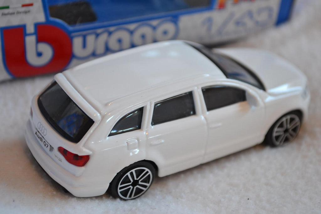 Audi Q7 2011 Vit 1:43 Burago (Street Fire) 10cm Ny