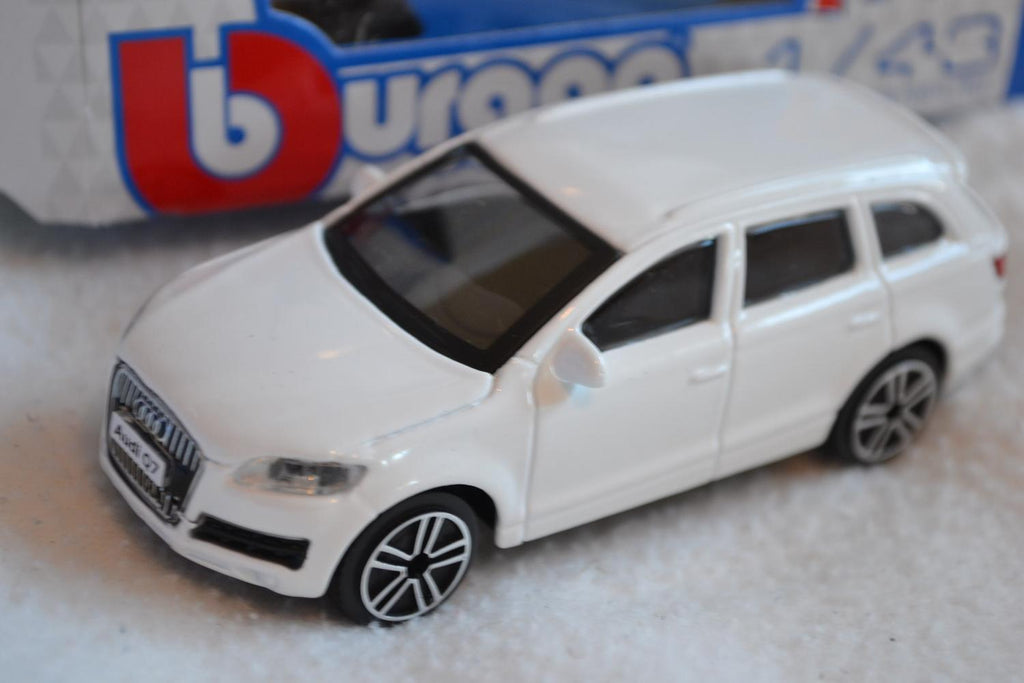 Audi Q7 2011 Vit 1:43 Burago (Street Fire) 10cm Ny